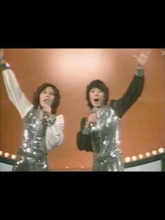 [画像][x]ビューティ・ペア：歌唱動画／1stシングル：かけめぐる青春／マキ上田＆ジャッキー佐藤／昭和TV映像／1977年 - YouTube 余白なし