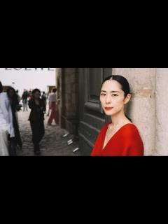 [画像][x]B1- 深津絵里、ロエベのファッションショー鑑賞 人生初体験に「無縁の世界だと思っていた」【コメントあり】 - YouTube 余白なし