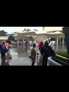 [画像][x]ディズニーランド台風直撃2 - YouTube 余白なし