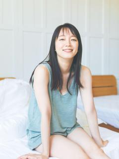 [画像][x]吉岡里帆が『FLASH』表紙＆巻頭に登場、2023年発売の写真集から貴重なアザーカットを公開 | ENTAME next - アイドル情報総合 ... 余白なし