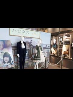 [画像][x]嶽本野ばら原作：窪塚愛流・蒔田彩珠共演映画『ハピネス』衣装、映画『猿の惑星／キングダム』ポスター：映画館・新宿ピカデリーエントランス・東京都 ... 余白なし