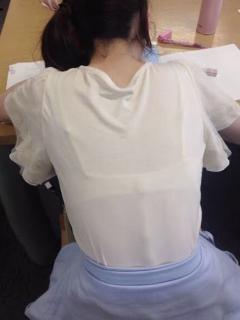 [画像][x]小池栄子、深Vネックで美デコルテ クリスマス仕様の大人ノースリーブシフォンドレス姿 - YouTube 余白なし