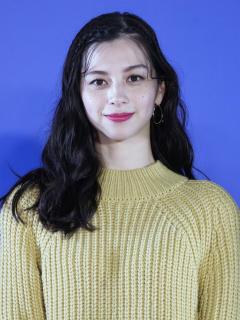 [画像][x]中条あやみ、美脚全開！都心上空で大胆ポーズ ジミー チュウ「フレンド オブ ハウス」に就任【ウェブ動画＆メーキング】 - YouTube 余白なし