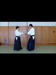 [画像][x]後ろ取り～相手を自分自身で抑えさせて固めてしまうやり方～接点（持たれている場所）を通して首、ハラ、膝 - YouTube 余白なし