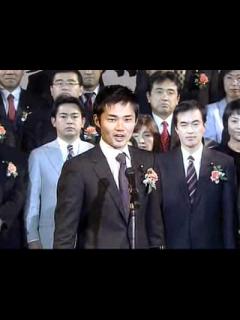 [画像][x]20051123 笑いと拍手を呼ぶ男 杉村太蔵議員！ - YouTube 余白なし