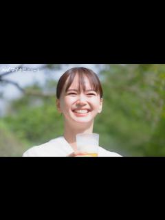 [画像][x]多部未華子、新緑の中でビール片手に弾ける笑顔満開、CM曲は星野源の「不思議」 淡麗グリーンラベル新TVCM「半袖とグリーンラベル篇 ... 余白なし