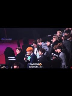 [画像][x]160114 서울가요대상 EXO, BTOB 분들 수상소감에 빵 터지는 엑소 (FULL FOCUS) 종인이는 치킨 얘기에 멈칫 ... 余白なし