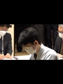 [画像][x]藤井聡太王将が渡辺明名人に勝利 名人戦第1局、最年少記録へ好発進 - 毎日動画 余白なし