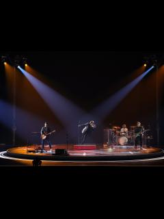 [画像][x]U2's Bono dedicates concert to Israeli victims of Hamas attack 余白なし