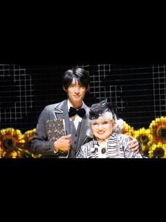 [画像][x]Snow Man向井康二の優しさ溢れる 報道陣に“らしさ”全開の対応＜ハロルドとモード＞ - YouTube 余白なし