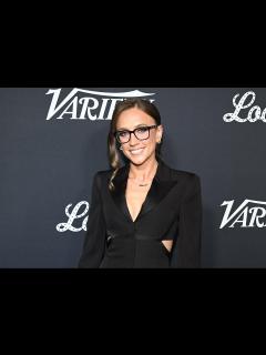 [画像][x]Fox News' Kat Timpf received breast cancer diagnosis, had her first ... 余白なし