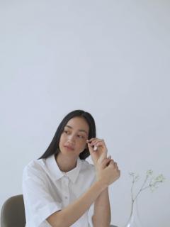 [画像][x]スマートフォンを使いながら勉強・執筆中の女性：無料の動画素材 余白なし