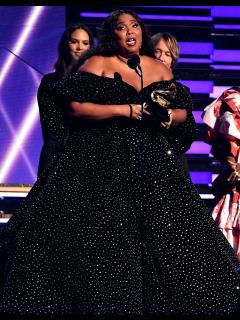 [画像][x]Grammys 2020: Lizzo Tearfully Accepts Third Award 余白なし