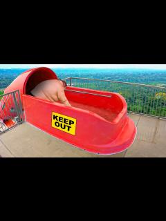 [画像][x]he got stuck in a tight water slide.. - YouTube 余白なし