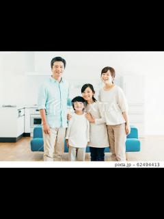[画像][x]人物、リビング、家族、親子、集団、集合、複数、父、母、子供、娘、息子、男の子、女の子、シニア、お爺さん、お婆さん、孫、リラックス、ほのぼの ... 余白なし