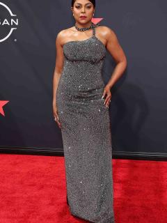 [画像][x]Taraji P. Henson Hosts 2022 BET Awards in 14 Show-Stopping Outfits 余白なし