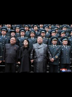 [画像][x]Kim Jong Un's daughter tags along to missile launch, again raising ... 余白なし