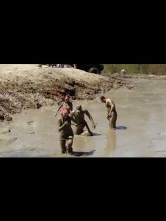 [画像][x]The Pit Girls - Pit Girl Kali Mud Wrestling!! - YouTube 余白なし