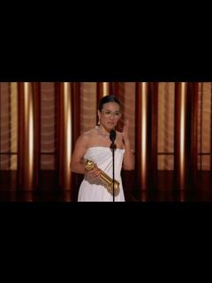 [画像][x]Ali Wong Wins Best Female Actor Limited/Anthology Series or TV Movie I ... 余白なし