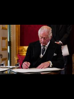[画像][x]King Charles III's Inkpot, Gift From Sons, Goes Viral During Accession 余白なし
