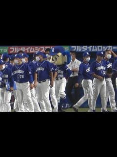 [画像][x]勝利の瞬間ドアラ登場！頭を叩かれたりしっぽを触られたり忙しい（笑） (2022/09/03) - YouTube 余白なし