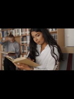 [画像][x]勉強している人：無料の動画素材 余白なし