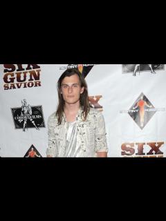 [画像][x]27 évesen meghalt az Amerikai Horror Story színésze | 24.hu 余白なし