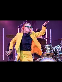 [画像][x]Cate Blanchett Rocks Out During Surprise Appearance at Glastonbury 余白なし
