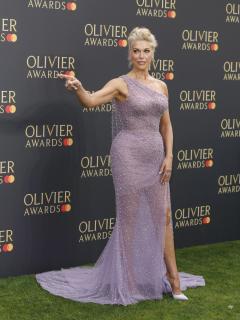 [画像][x]Hannah Waddingham Confronts Photographer After Reportedly Being Told To ... 余白なし