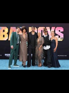 [画像][x]Jaden Smith Wears a Castle to Walk Red Carpet with Sister Willow at ... 余白なし