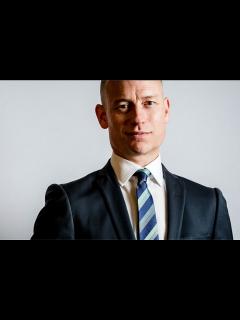 [画像][x]Labour would keep housing asylum seekers on barges if elected, shadow ... 余白なし