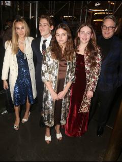 [画像][x]Sarah Jessica Parker's daughter borrows her coat for family outing 余白なし