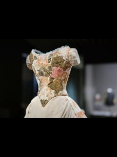 [画像][x]上皇后さま 修復を支援してきた昭憲皇太后のドレス「大礼服」を鑑賞 明治神宮ミュージアムを訪問｜TBS NEWS DIG - YouTube 余白なし
