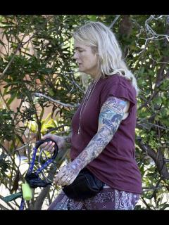 [画像][x]'Baywatch' alum Erika Eleniak shows off tattoos in rare outing 余白なし