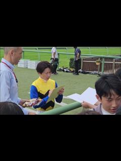 [画像][x]サイン捌きがイケメンな松岡正海騎手 - YouTube 余白なし