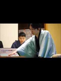 [画像][x]挑戦者・豊島将之二冠、指し直し局入室から初手までノーカットで【第77期将棋名人戦七番勝負】 - YouTube 余白なし