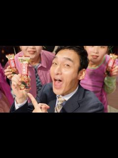 [画像][x]草なぎ剛×CHAI、ノリノリで歌って踊る！ 「1本満足バー」新CMで初共演 メーキング映像も - YouTube 余白なし