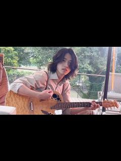 [画像][x]山﨑賢人、ギターを演奏する姿も！さまざまな表情を見せる 「山﨑賢人カレンダー2023」第2弾メーキング動画 - YouTube 余白なし