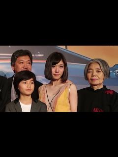 [画像][x]「万引き家族」で是枝監督作に初出演の松岡茉優、カンヌで語る - YouTube 余白なし
