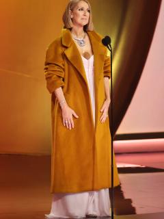 [画像][x]Celine Dion makes surprise Grammys 2024 appearance in couture coat and gown 余白なし