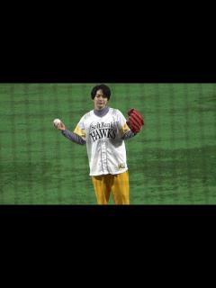 [画像][x]なにわ男子さん始球式☺️西畑大吾さん・大西流星さん・道枝駿佑さん登場(^^)ソフトバンクホークス開幕戦より😂2023.3.31 - YouTube 余白なし