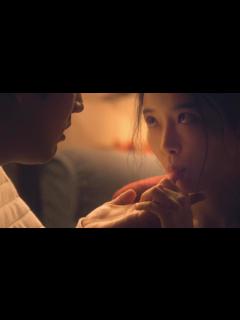 [画像][x]男は家の中で他の人とポーカーをしているが、妻は外で黙って見ている。ほとんど誰も見たことがない韓国の倫理映画「トラップ」 - YouTube 余白なし