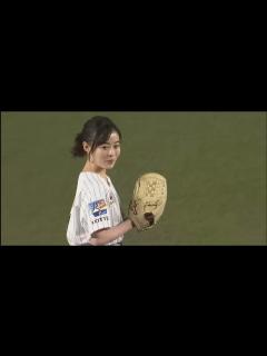 [画像][x]特大ホームランを打たれる森七菜雑コラ始球式 - YouTube 余白なし