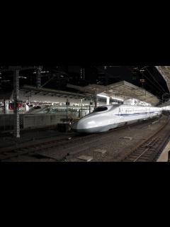 [画像][x]東海道・山陽新幹線「のぞみ3号」博多行き 夜が明けぬ東京駅を発車（N700系） - YouTube 余白なし