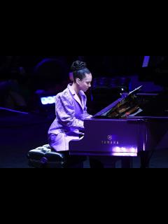 [画像][x]Kobe Bryant Memorial: Alicia Keys' Performance 余白なし