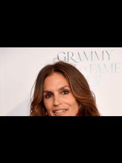 [画像][x]シンディ・クロフォード、約40年前の写真を再現して“年齢を重ねること”を祝福！｜ハーパーズ バザー（Harper's BAZAAR）公式 余白なし