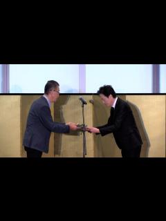 [画像][x]遠藤憲一、保護犬“クロミ”とは「肩を組んで友達のよう」 川島なお美さんの遺志を継ぐ『動物愛護賞』を受賞（日テレNEWS NNN ... 余白なし