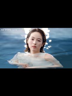 [画像][x]清野菜名、水の中で真っ直ぐカメラを見つめる！ウォーターサーバーを水に浮かすシーンにも注目 プレミアムウォーター新CM＆メイキング映像公開 ... 余白なし