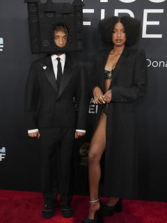 [画像][x]Jaden Smith Wears $4,600 Castle On His Head At Grammys 2025 - Newsweek 余白なし