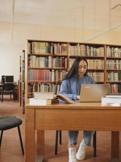 [画像][x]勉強している人：無料の動画素材 余白なし